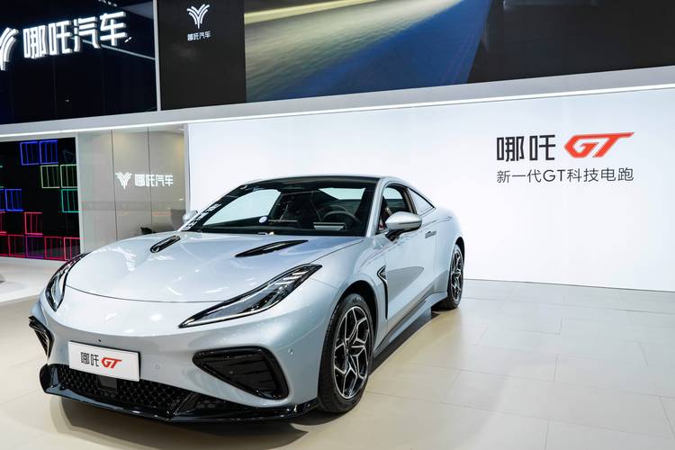 佛山313哪吒汽车在智能汽车领域的表现，领途汽车在新能源汽车市场中的影响力